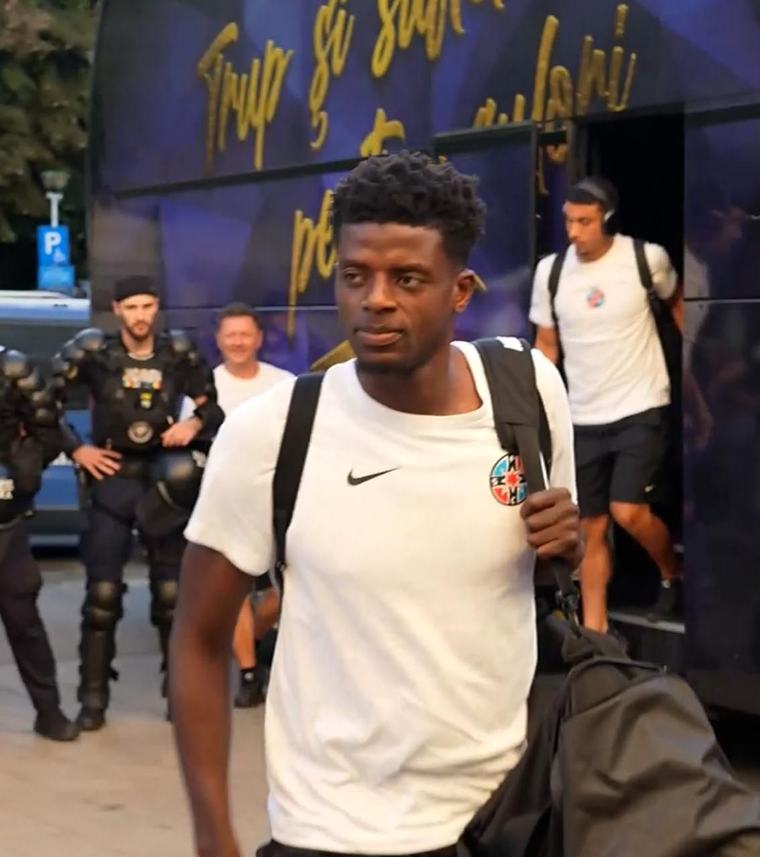 Nu l-au iertat pe Gnahore VIDEO. Ce au făcut fanii lui Dinamo în momentul în care mijlocașul a coborât din autocarul FCSB