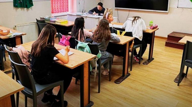 Noul an școlar vine cu reguli noi privind telefoanele, absențele și ținuta elevilor