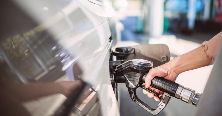 Cel mai mare preț la benzină din istorie: carburanții s-au scumpit din nou. Ce tarife au fost afișate azi la pompă