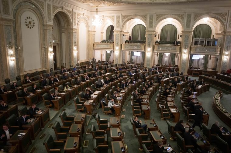 PSD anunță în Senat că vrea să preia șefia Comisiei de Apărare și a Comisiei de Buget, după ce și la Camera Deputaților a încheiat o alianță cu extremiștii, pentru a-și asigura unele funcții în Biroul Permanent