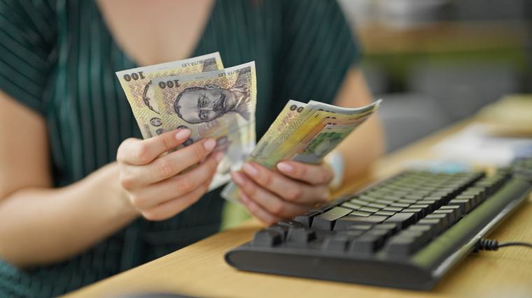 Alocațiile și indemnizațiile vor intra în conturi pe 8 septembrie. Când primesc banii cei care au ales plata prin poștă