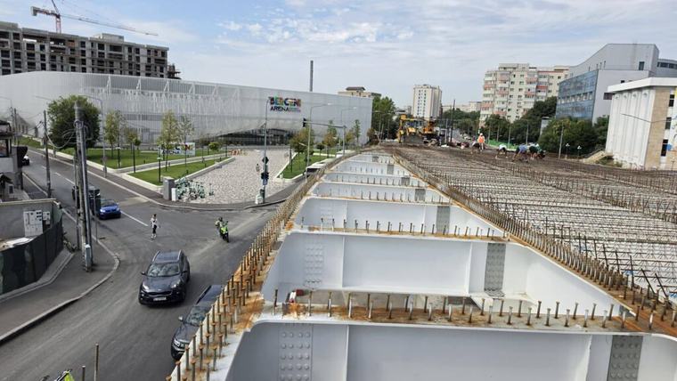 FOTO | Pasajul Apărătorii Patriei începe să prindă contur. A fost montat primul stâlp „excentric” al construcției din Sectorul 4