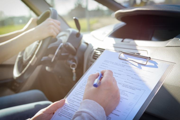 Mersul înapoi, întoarcerea, parcarea și oprirea ar putea deveni obligatorii la examenul pentru obținerea permisului de conducere