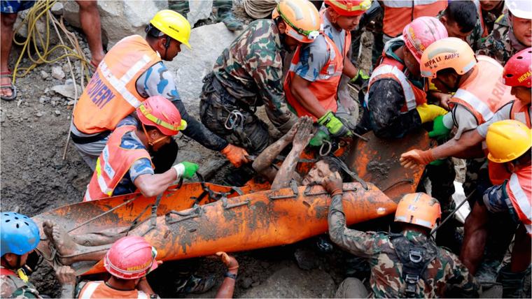 „Ce zi este astăzi?”. Salvare miraculoasă în Nepal: doi muncitori au fost scoși în viață dintr-un tunel la nouă zile după inundații