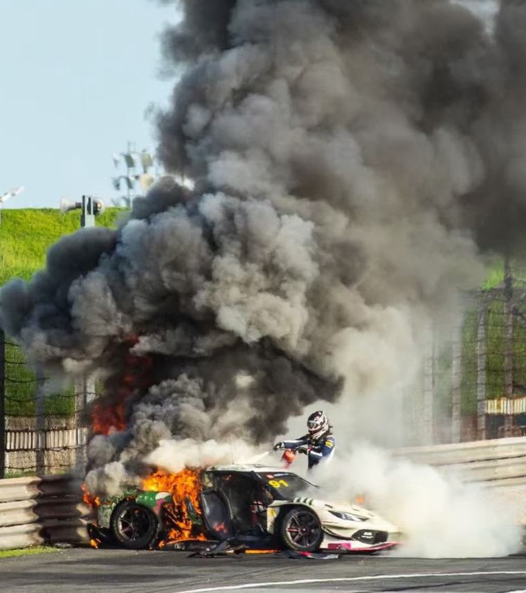 Salvat dintr-un Ferrari în flăcări VIDEO: Un pilot britanic, scos din monopost de rivalul care și-a abandonat propria mașină și a intervenit