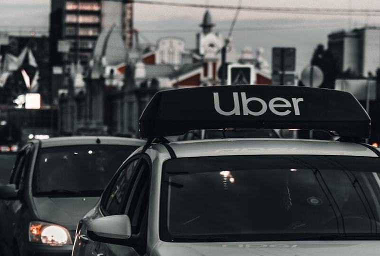 Uber concediază 10% din angajați, într-o restructurare menită să reducă nivelurile de management: Peste 3.000 de posturi ar fi eliminate