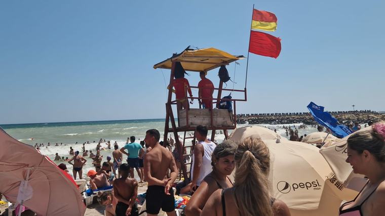 Un salvamar a fost agresat de turiștii scoși din apă la Eforie, unde era arborat steagul roșu. A intervenit poliția