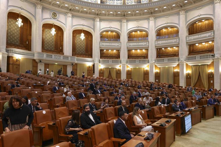 Traseism în Parlament: În doar cinci luni, 19 aleși și-au schimbat grupul parlamentar. Ce partid a făcut cele mai multe transferuri