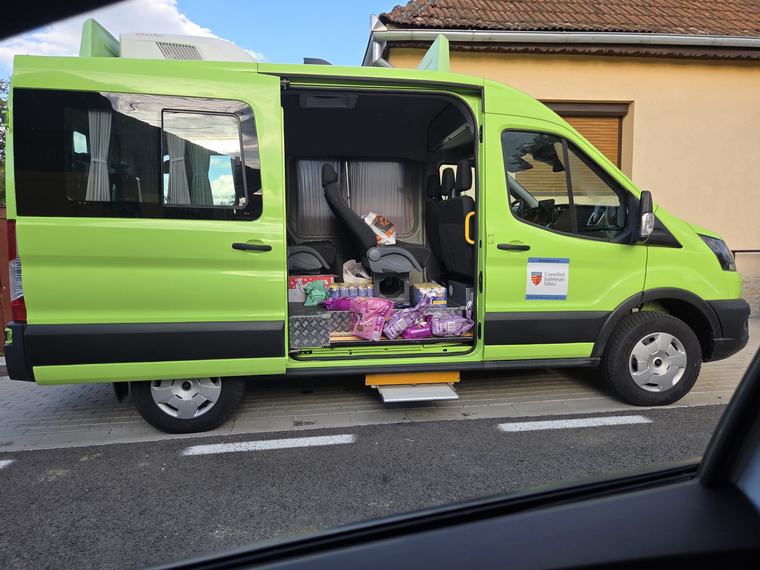Microbuzul școlar din Cârțișoara (Sibiu), folosit pentru a căra mâncare pentru pisici / Viceprimarul nu știe nimic, directoarea școlii spune că primarul l-a folosit „doar o dată” / Iar primarul e în concediu