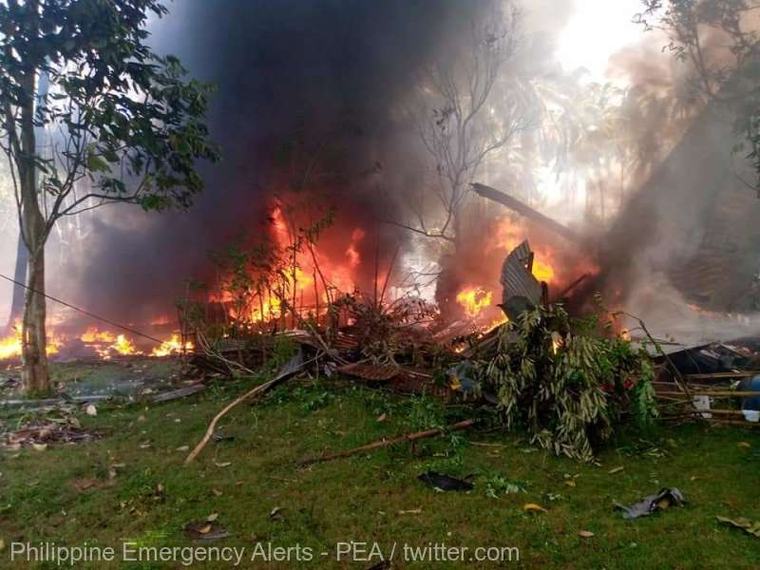 UPDATE Doi piloți au murit după ce un avion de vânătoare F-4 al Forțelor Aeriene Grecești s-a prăbușit și a explodat în timpul unui spectacol aerian desfășurat lângă Atena