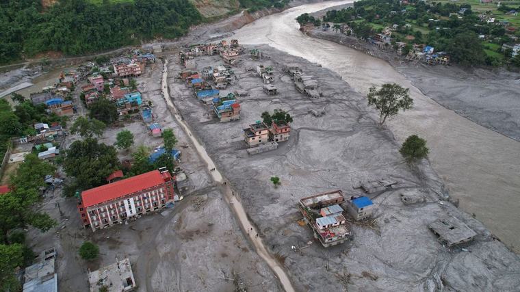 Sute de morți, mii de dispăruți și comunități întregi distruse după inundațiile catastrofale din Nepal / „Am muncit 12 ani în străinătate și am pierdut tot”