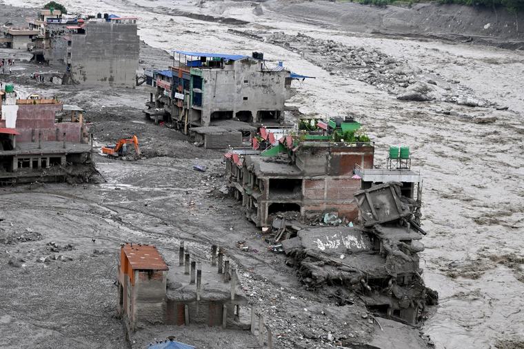 Mii de oameni sunt încă dați dispăruți după inundațiile devastatoare din Nepal. Bilanțul provizoriu a ajuns la peste 900 de morți