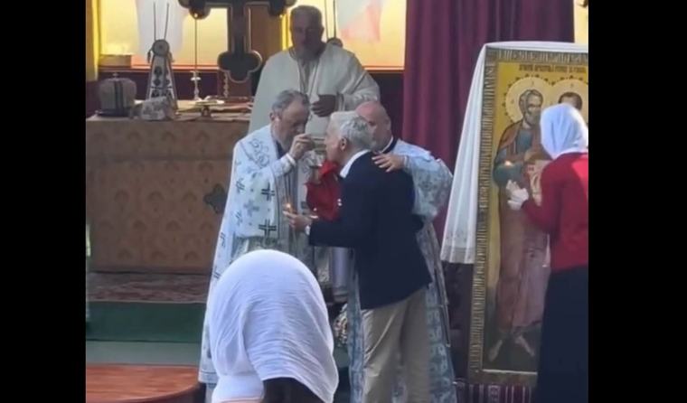 VIDEO Canditatul pro-rus Călin Georgescu, binecuvântat de ÎPS Laurențiu Streza, Mitropolitul Ardealului / Bisericile din Sibiu i-au făcut campanie lui Georgescu, la alegerile din 2024 / Preot: ”Dacă nu erau preoții să facă politică, nu aveam acum România mare”