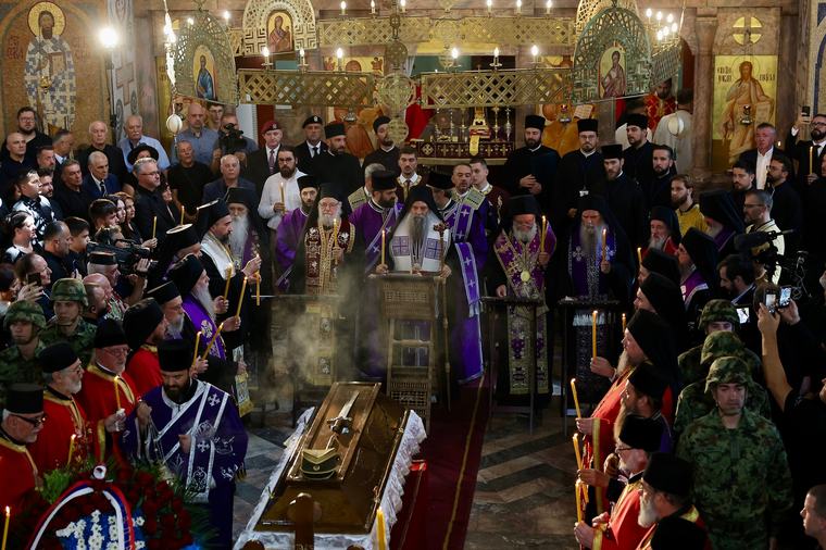 Mii de sârbi în doliu i-au adus omagii „Măcelarului din Balcani”. Ratko Mladic a fost înmormântat luni într-un cimitir din Belgrad