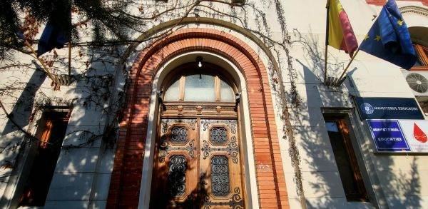 Ministrul Educaţiei susţine că toate problemele sistemului sunt sub control la startul noului an şcolar