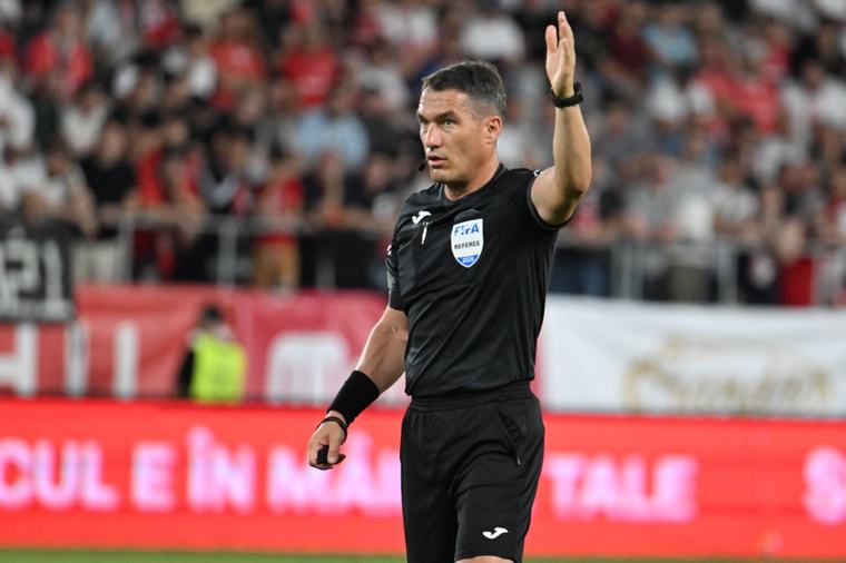 Nebunie în Dinamo - FCSB! Istvan Kovacs, decizii controversate într-un derby cu trei intervenții VAR