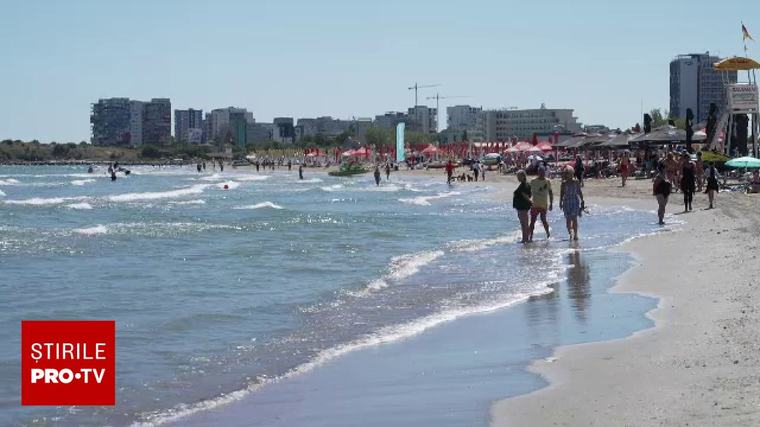 Pe unii copii, prima zi de școală i-a găsit pe plajă, la malul mării: „E mai bine la mare, nu se compară cu liceul”