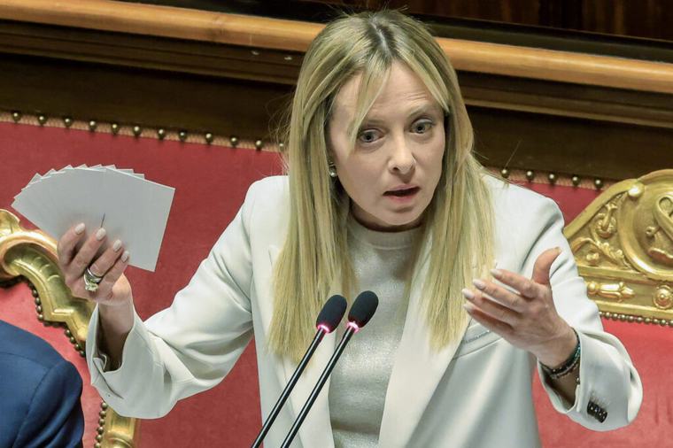 „E fiica mea, îmi pare rău”. Giorgia Meloni, întreruptă de un apel telefonic în timpul unui discurs ținut la un miting
