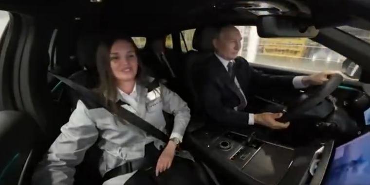 Vladimir Putin s-a urcat în „Dacia Rusiei” și le-a înghețat zâmbetul: „Vă era frică…”
