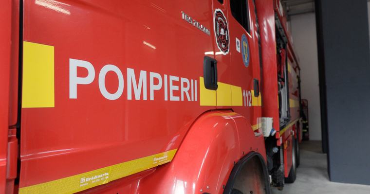Incendii de vegetație în Caraș-Severin. Pompierii intervin cu elicopterele