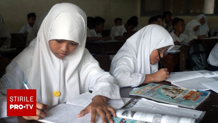 Austria a interzis vălul islamic în școli. Fetele sub 14 ani nu mai pot purta hijab