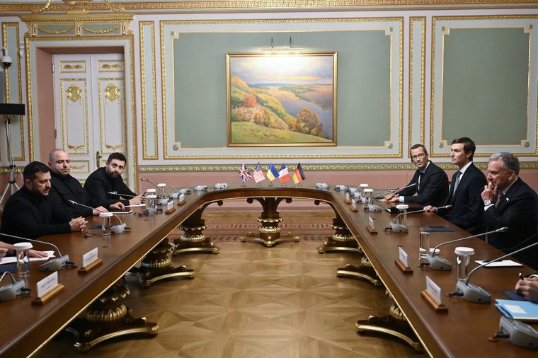 După întâlnirea cu Putin, emisarii americani discută cu Zelenski la Kiev / Witkoff și Kushner, duși într-o catedrală din centrul Capitalei ucrainene, avariată în urma atacurilor rusești