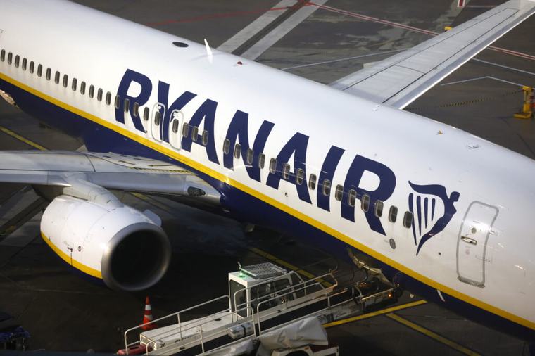 Un avion Ryanair le dă bătăi de cap pasagerilor. Zeci de persoane s-au împiedicat pe scări