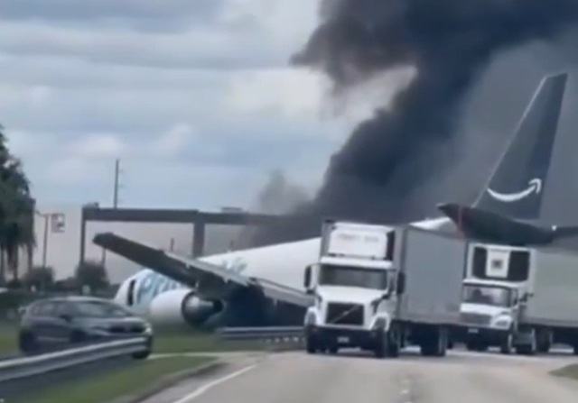 Incident la Aeroportul Internaţional din Miami: Un avion cargo al Amazon a ieşit de pe pistă. Fum gros în imaginile apărute în mediul online - VIDEO