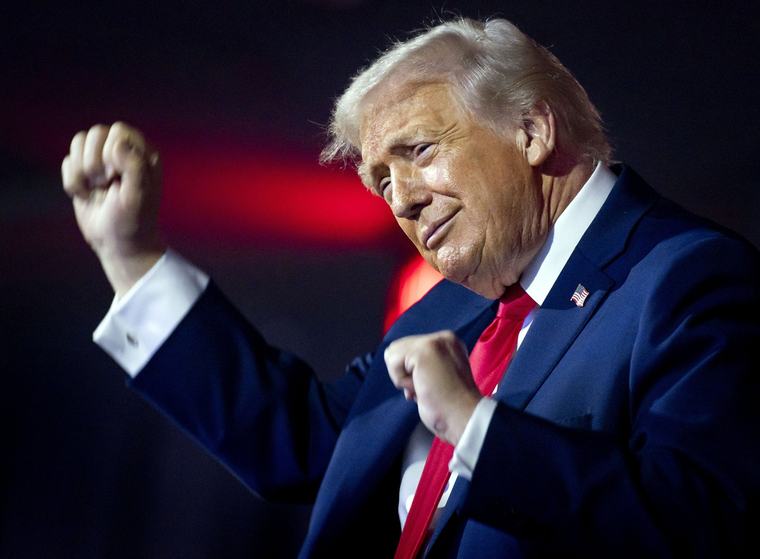 Trump răspunde zvonurilor: „Nu port perucă”