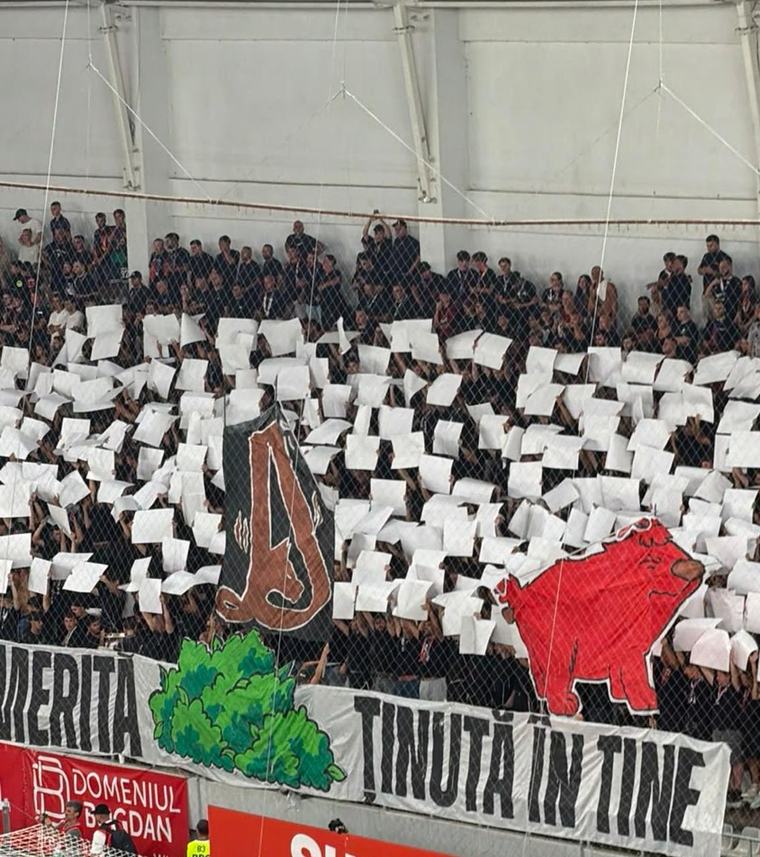 Atac murdar la emblema Dinamo Scenografia ultrașilor FCSB pe „Arc”: un câine care lasă în peluză o efigie maronie a marii rivale