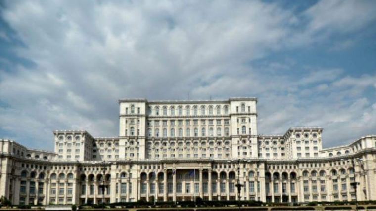 Senatorii şi deputaţii şi-au reluat activitatea