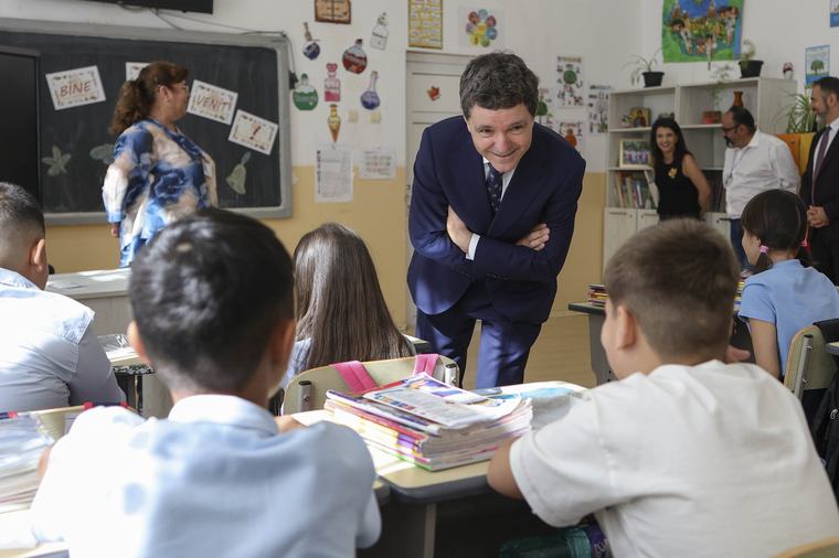 Doi elevi i-au spus lui Nicușor Dan că vor să ajungă președinți. Cum a reacționat șeful statului