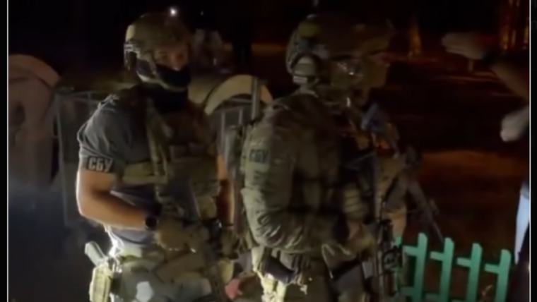 Schimb de focuri între serviciile secrete GUR şi SBU, pe străzile din Kiev. De la ce ar fi pornit confruntarea