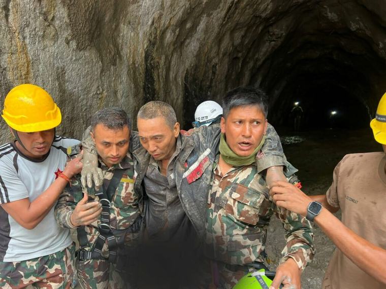 Două persoane salvate la 10 zile după inundațiile devastatoare din Nepal