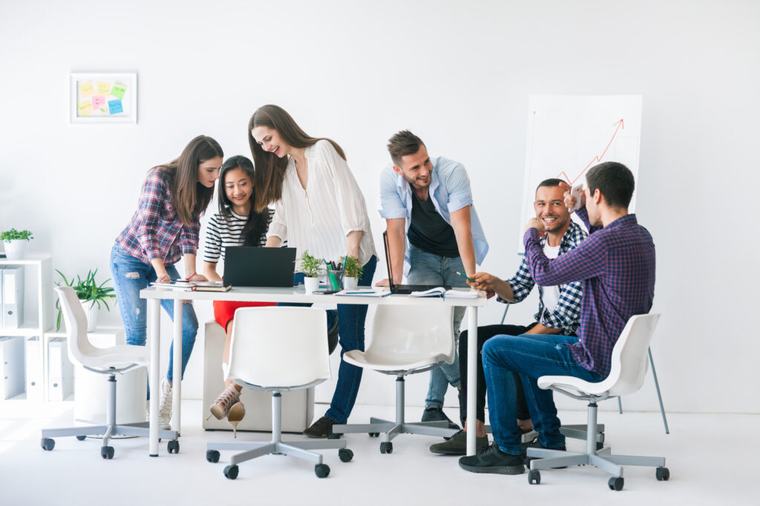 Sondaj eJobs: Peste jumătate dintre tinerii români ar accepta un job fără legătură cu studiile, doar pentru a avea un venit lunar