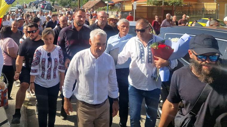 Călin Georgescu își continuă campania asiduă prin țară. Fostul candidat pro-rus la prezidențiale a mers în premieră în județul Sibiu, la piața volantă din Cisnădie. A fost aclamat mai ales de susținători veniți din alte județe