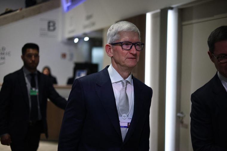 Tim Cook pleacă din fruntea Apple, dar primește în continuare milioane de dolari. Cât va câștiga