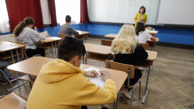 Stimulent de 5.000 de lei pentru media 10 la Bacalaureat, potrivit unei hotărâri aprobate de Guvern / 2.000 de lei, pentru media 10 la Evaluarea Naţională