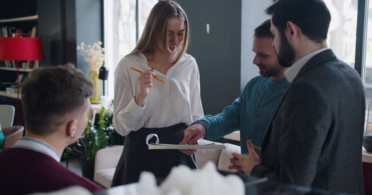 Generația Z vrea să ajungă CEO în era AI. Ce spun miliardarii și șefii marilor companii despre abilitățile care vor face diferența