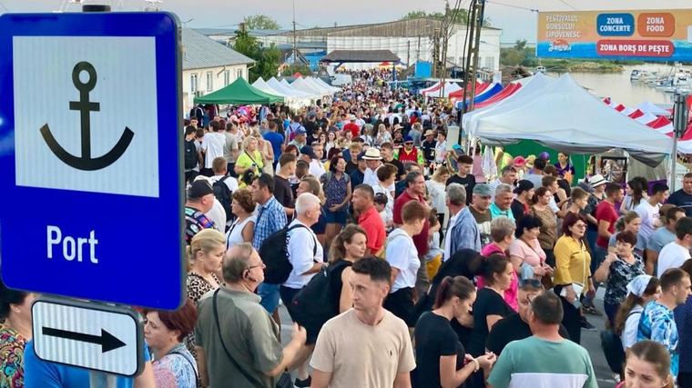 Numeroși turiști au mers în Deltă la un festival de borș care nu a avut loc
