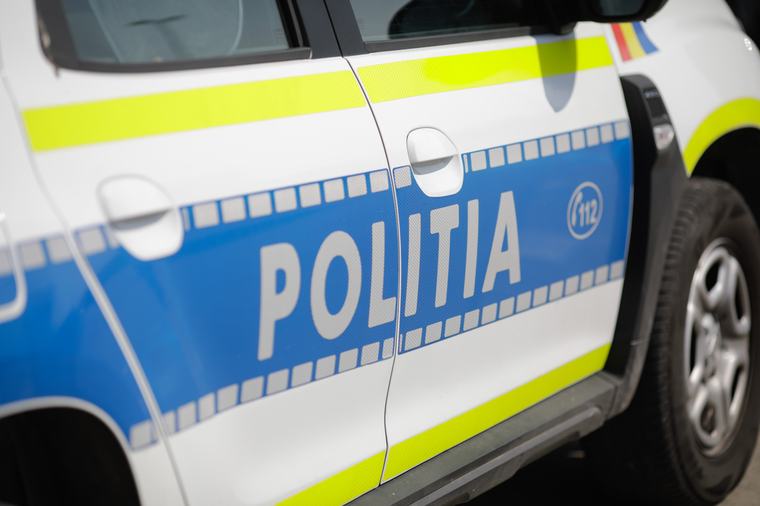 Un adolescent de 17 ani a murit după ce a intrat într-un stâlp cu maşina pe care o conducea fără permis