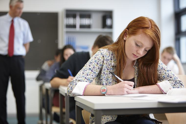 Guvernul a aprobat premii pentru absolvenții cu media 10 la Evaluarea Națională și Bacalaureat. Câți bani vor primi