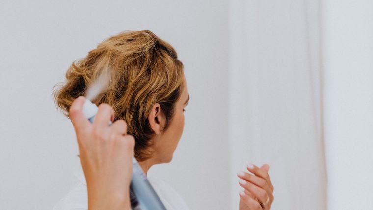 Cum îți faci coafura să reziste toată ziua fără fixativ: trucurile de styling care păstrează volumul, buclele și forma părului
