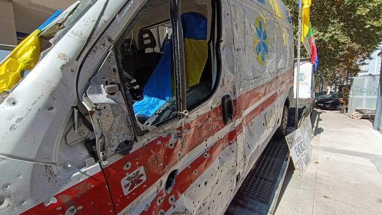 Ambulanță ucraineană ciuruită de gloanțe, expusă în fața ambasadei Rusiei din Portugalia