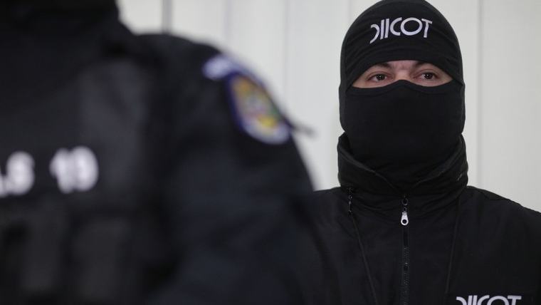 Un suedez suspectat de atentate la comandă a fost prins în România. Ce au găsit anchetatorii la percheziții