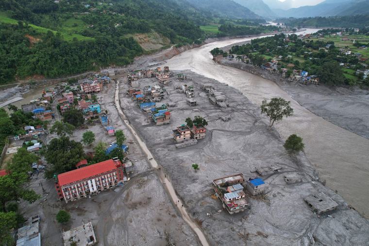 Aproape 1.300 de morţi şi 4.216 de dispăruţi în urma viiturii devastatoare din Nepal / Operaţiunile de căutare şi salvare continuă