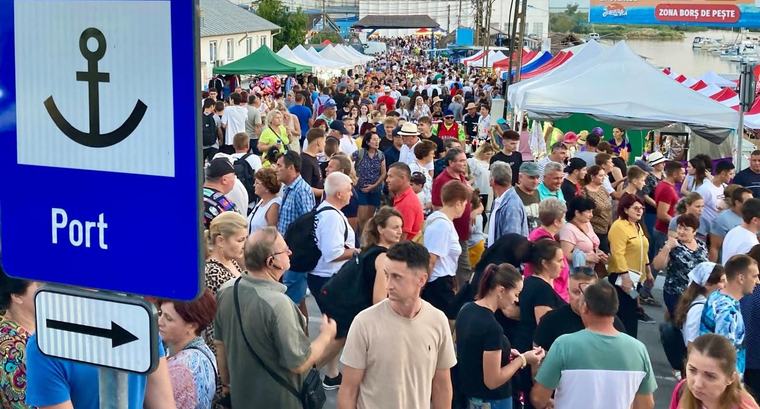 Sute de oameni au mers în Deltă la un festival de borș care nu are loc. Cum au fost păcăliți turiștii de inteligența artificială