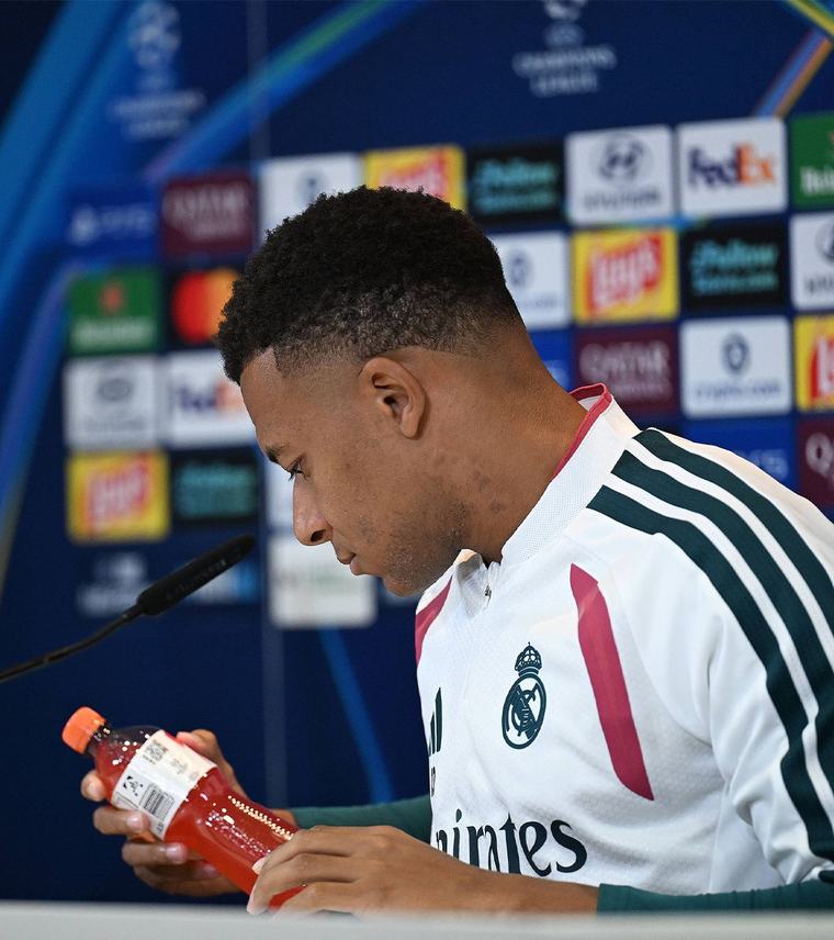 Mbappe, ca Ronaldo VIDEO: Gestul făcut de starul lui Real Madrid, înaintea meciului cu Inter din Liga Campionilor