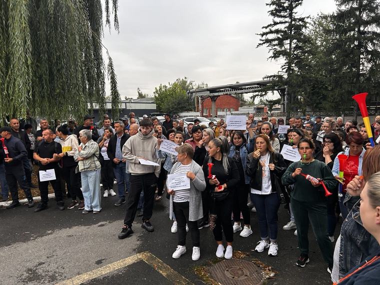 VIDEO | Muncitorii de la fabrica de armament CARFIL SA, a treia zi de proteste / Oamenii cer plata salariilor și comenzi ferme pentru societate/ Sunt proteste și la Fabrica de Pulberi din Făgăraș