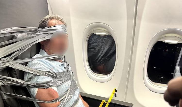 Scandal-monstru în avion. Pasagerii s-au văzut obligați să lege cu bandă adezivă un bărbat recalcitrant